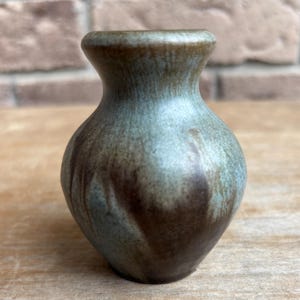 Blue Mountain Pottery vase. Vintage Blue Mountain Pottery. Vintage vase. BMP small vase