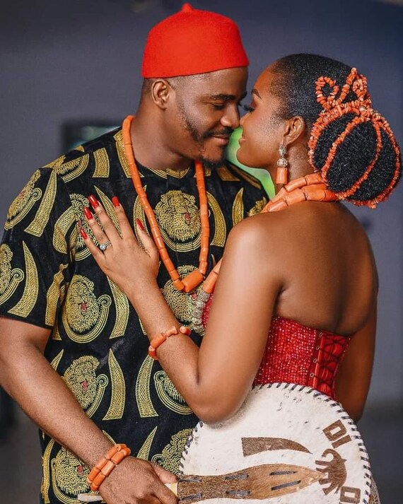 Lovely Couple Spotted In Igbo Traditional Isiagu Outfit - Foto 4