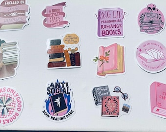 Pode incluir: Uma coleção de autocolantes com designs temáticos de livros. Os autocolantes apresentam frases como "Long Live Paranormal Romance Books" e "Anti Social Book Reading Babe". Outros autocolantes retratam livros abertos, pilhas de livros e o texto "Girl Dinner."