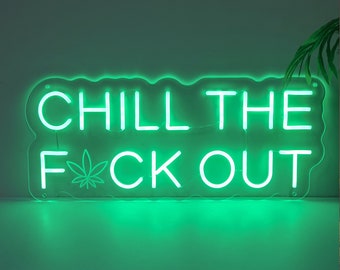 Pode incluir: Placa de néon verde com o texto "Chill the F*ck Out" com um símbolo de folha de maconha no lugar do "K".