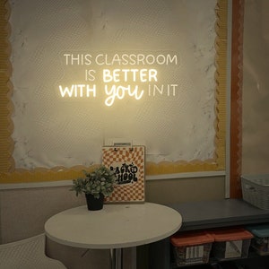 Este aula es mejor contigo en ella, letrero de neón, colgador de puerta de aula, regalo de Navidad para maestros, letrero con el nombre del maestro, decoración del aula