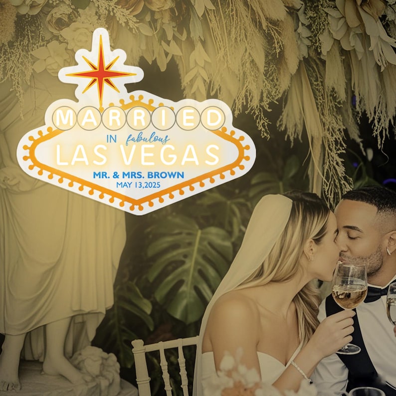 K&ouml;nnte beinhalten: Ein Hochzeitszeichen im Stil des Las Vegas-Schildes mit dem Text "MARRIED IN fabulous LAS VEGAS". Das Schild ist wei&szlig; mit einem orangefarbenen Rand und einem Sternmuster. Es zeigt auch "MR. & MRS. BROWN" und das Datum "MAY 13,2025".