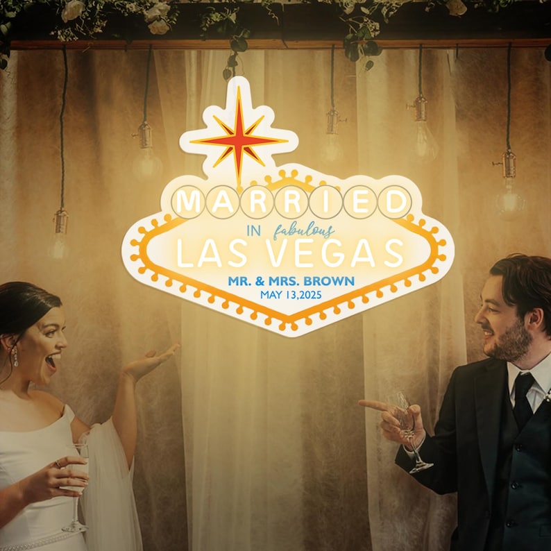 K&ouml;nnte beinhalten: Ein Schild im Stil des Las Vegas-Willkommensschildes mit den Worten "MARRIED in fabulous LAS VEGAS" in einer Retro-Schriftart. Das Schild enth&auml;lt auch die Namen "MR. & MRS. BROWN" und das Datum "MAY 13,2025".
