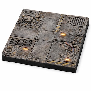 Könnte beinhalten: Eine quadratische, verwitterte industrielle Diorama-Basis mit einer dunkelgrauen, metallisch texturierten Oberfläche, simuliertem Schutt, Metallgittern, freiliegenden Kabeln, gelben Warnstreifen und integrierten warm leuchtenden LEDs.