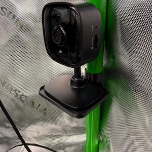 Puede incluir: Una taza de cerámica blanca con un asa negra y el texto "But First, Coffee" en negro, con una fuente de estilo manuscrito. La taza está sobre una superficie blanca.