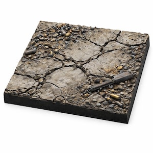 Peut inclure: Base de diorama carrée avec une surface craquelée et patinée. La base est faite d'un matériau sombre et est recouverte de petits cailloux, de galets et de débris. Un objet métallique est incrusté dans la surface.