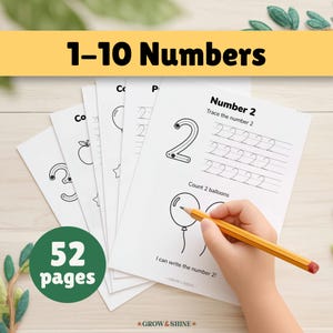 Puede incluir: Un montón de hojas de trabajo blancas con ejercicios de trazado de números. La hoja superior muestra el número 2 con líneas de trazado y conteo de globos. El texto "1-10 Numbers" está en la parte superior. Una mano sostiene un lápiz. El texto "52 pages" está en un círculo verde.