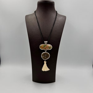 Queen Bee Türkis Stein Sterling Silber Anhänger Halskette, Göttin Artemis Symbol Mythologische Halskette, Beige Quaste Honig Biene Halskette