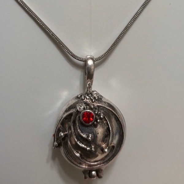 Collana di Elena di Vampire Diaries, medaglione di verbena di Elena, pieno di regali di Mystic Falls "Vervain" di Mystic Falls, regali TVD, gioielli TVD