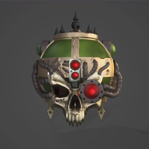 Op de afbeelding: Een groene en gouden schedelvormige helm met een rood oog en een rood licht bovenop. De helm heeft veel ingewikkelde details en ziet eruit alsof het deel kan uitmaken van een kostuum of een rekwisiet.