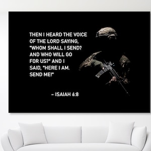 Puede incluir: Una imagen en blanco y negro con una cita de Isaías 6:8. La cita dice: "Entonces oí la voz del Señor que decía: "¿A quién enviaré? ¿Y quién irá por nosotros?" Y yo dije: "Aquí estoy. ¡Envíame!" - Isaías 6:8. La imagen también presenta a un soldado sosteniendo un rifle.