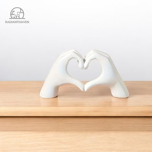 Weißes Herz Hand Statue Moderne Harz Liebe Geste Dekor für Haus Schlafzimmer, einzigartiges Geschenk für Wohnzimmer Dekoration