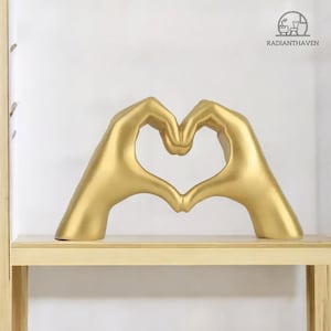 Goldene Herz-Handstatue: Modernes Harz-Liebesgesten-Dekor für Wohnzimmer- und Schlafzimmer, einzigartige Innendekoration