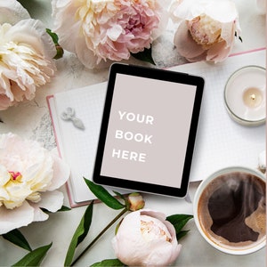 Makieta e-booka romansu, biała neutralna makieta FlatLay KDP, stylizowana makieta książki Bookstagram Template, autor Social Media Instagram Layflat