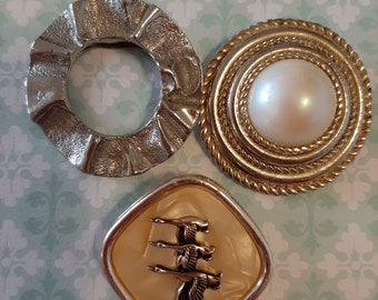 3 x Vintage Scarf Clips 1 x birds on shell, 1 x faux pearl gold tone, 1 x silver tone metal. Good condition.