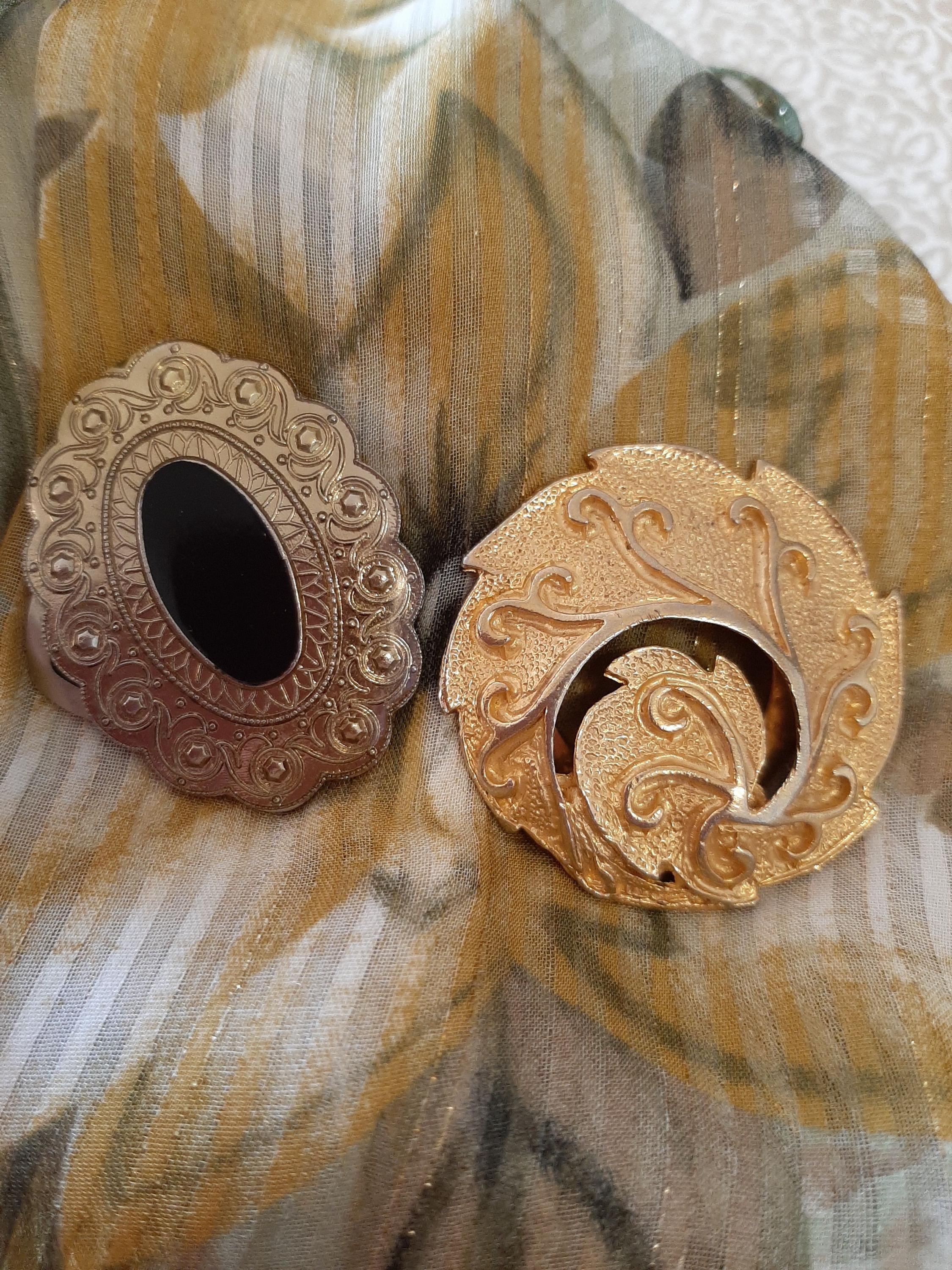 2 Vintage Scarf Rings 1 x gold tone with black centre, 1 x gold tone ornate. Excellent condition.
