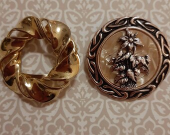 2 Vintage Scarf Rings, 1 x Goldtone, 1 x Silvertone Floral. Excellent condition.
