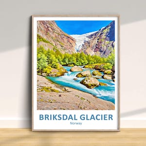 Op de afbeelding: Ingelijste print van de Briksdal-gletsjer in Noorwegen. Het kunstwerk toont een levendig landschap met een gletsjer, turquoise water en groene bomen. De tekst "Briksdal Glacier Norway" staat onderaan.