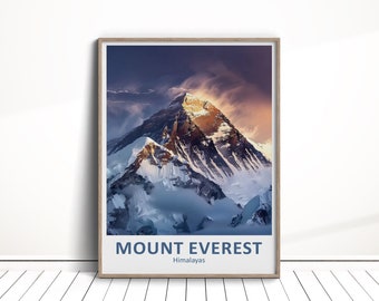 Op de afbeelding: Een ingelijste print van de Mount Everest, een besneeuwde bergtop in de Himalaya. De berg wordt verlicht door de ondergaande zon, waardoor een warme gloed op de sneeuw valt. De lucht is een levendig paars en oranje.