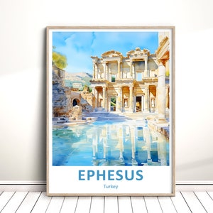 Puede incluir: Una pintura de acuarela de las ruinas antiguas de Éfeso en Turquía. Las ruinas están rodeadas por una piscina de agua y el cielo es de un azul brillante.