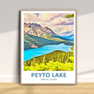 Peut inclure: Une affiche encadrée représentant le lac Peyto en Alberta, Canada. L'image montre un lac turquoise entouré de forêts vertes et de montagnes sous un ciel nuageux. Le texte "PEYTO LAKE" et "Alberta, Canada" est affiché en bas de l'affiche.