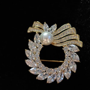Exquisite Gold Christmas Wreath  Brooch with Crystal Petals and Pearl - Floral Pin with shiny Crystals - Wreath pin gift for her for mother