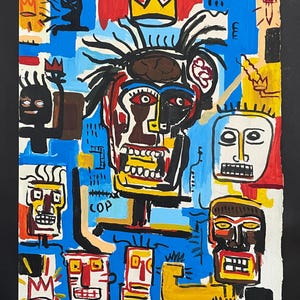 Peut inclure: Une peinture vibrante représentant un personnage central avec une couronne, entouré de multiples visages stylisés et de symboles abstraits. La composition utilise des couleurs vives bleu, rouge, jaune et noir. Le texte "COP" et "BASQUIAT" est visible.