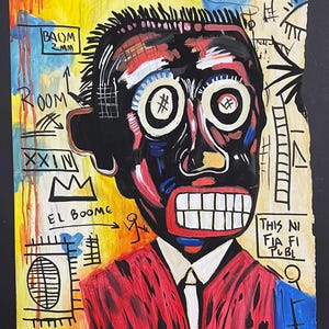 Peut inclure: Une peinture mixte représentant un portrait stylisé au visage noir, aux grands yeux blancs marqués de dièses et aux dents saillantes. Le personnage porte une veste rouge et une cravate blanche sur un fond jaune avec des textes comme BAOM, ROOM et BASQUIAT.