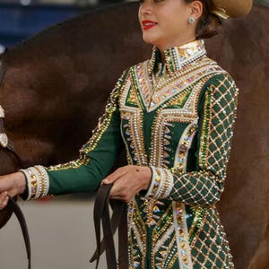Chaqueta y pantalón a juego de la Reina del Rodeo, color verde, dorado y blanco. imagen 4