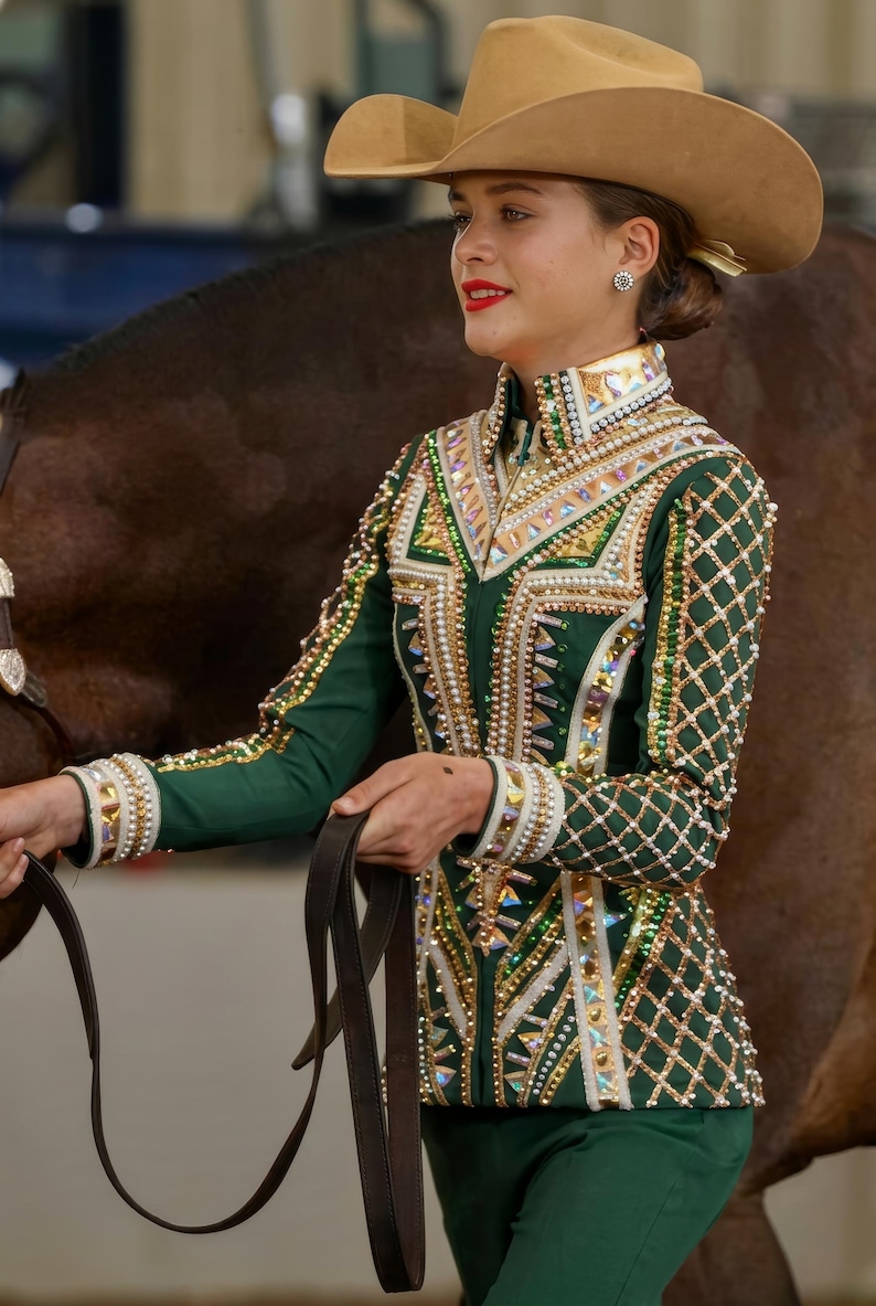 Chaqueta y pantalón a juego de la Reina del Rodeo, color verde, dorado y blanco. imagen 4