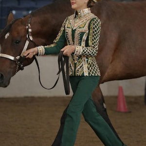 Chaqueta y pantalón a juego de la Reina del Rodeo, color verde, dorado y blanco. imagen 2