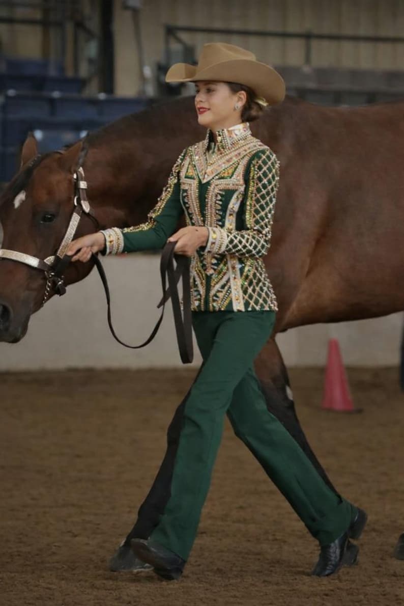 Chaqueta y pantalón a juego de la Reina del Rodeo, color verde, dorado y blanco. imagen 2