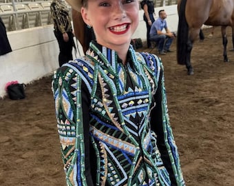 Chaqueta de espectáculo de la Reina del Rodeo en verde, azul, dorado y negro.