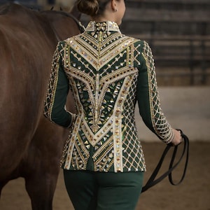 Chaqueta y pantalón a juego de la Reina del Rodeo, color verde, dorado y blanco. imagen 3