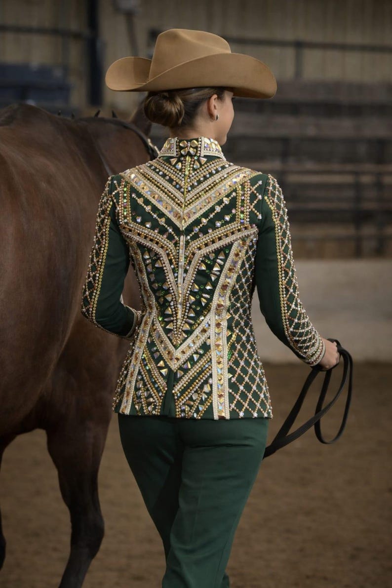 Chaqueta y pantalón a juego de la Reina del Rodeo, color verde, dorado y blanco. imagen 3