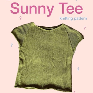 以下が含まれることがあります： 半袖のオリーブグリーンのニットTシャツで、ラウンドネックになっています。衣類の上部にはピンクと水色で「the Sunny Tee knitting pattern」という文字が表示されており、その周囲には小さな水色のひし形の星のアイコンが配置されています。