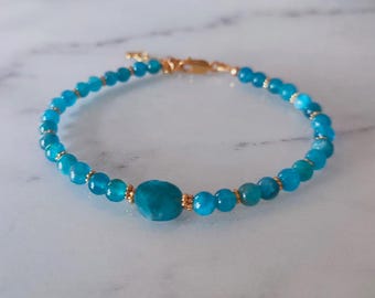 Bracciale in apatite blu da 4 mm con pietra piatta da 8 mm – Gioielli da donna regolabili in oro 14 carati, un gioiello delicato ed elegante realizzato con pietre naturali
