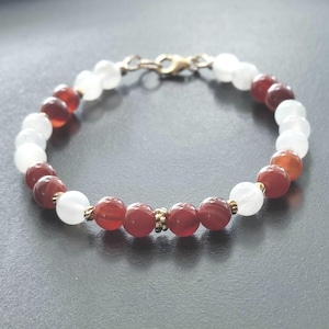Armband van maansteen en carneool – Lithotherapie armband met natuurlijke kralen – Handgemaakte sieraden voor vrouwen – Armband voor spirituele bescherming
