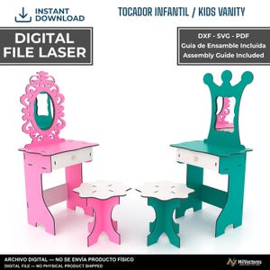 Pode incluir: Arquivo digital a laser para conjunto de penteadeira infantil, incluindo formatos DXF, SVG e PDF com guia de montagem. O conjunto apresenta duas penteadeiras com espelhos e banquetas combinando em rosa e turquesa, com gaveta branca.