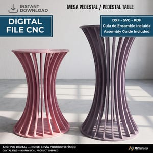 Pode incluir: Um arquivo digital para máquina CNC para criar uma mesa pedestal, com duas mesas em formato de ampulheta com ripas verticais. O texto inclui MESA PEDESTAL / PEDESTAL TABLE, DIGITAL FILE CNC, DXF - SVG - PDF e Assembly Guide Included.