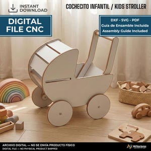 Op de afbeelding: Een witte houten speelgoedkinderwagen met een gebogen frame en vier wielen. De afbeelding bevat de tekst: COCHECITO INFANTIL / KIDS STROLLER, DIGITAL FILE CNC, DXF - SVG - PDF, Guía de Ensamble Incluída, Assembly Guide Included, INSTANT DOWNLOAD.