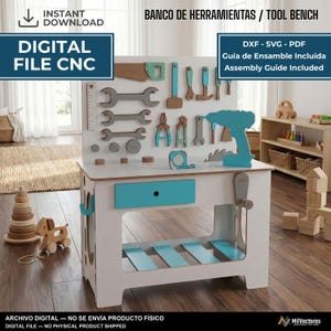Op de afbeelding: Een digitaal bestand voor een CNC-werkbank met een wit en blauwgroen houten frame en een geperforeerd achterpaneel. Het ontwerp bevat diverse uitsparingen voor moersleutels, een zaag, een hamer, een tang en een boormachine.