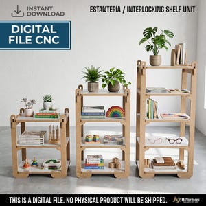Op de afbeelding: Drie lichtbruine in elkaar grijpende rekken van verschillende hoogtes, elk met meerdere horizontale planken. De eenheden zijn gevuld met boeken, potplanten, kinderspeelgoed en brillen. Tekst: INSTANT DOWNLOAD, DIGITAL FILE CNC, ESTANTERÍA / INTERLOCKING SHELF UNIT.