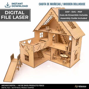 Könnte beinhalten: Ein helles Puppenhaus aus Holz mit mehreren Ebenen, herzförmigen Ausschnitten am Balkongeländer und einer separaten Rutsche. Das Bild enthält den Text: CASITA DE MUÑECAS / WOODEN DOLLHOUSE, DIGITAL FILE LASER, DXF - SVG - PDF, Assembly Guide Included.