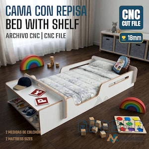 Puede incluir: Una estructura de cama de madera blanca con una estantería adjunta, con el texto "BED WITH SHELF" y "CNC CUT FILE". La cama incluye un colchón y una almohada, con un juguete en forma de arcoíris y una gorra de béisbol en la estantería. La cama está diseñada para dos tamaños de colchón.