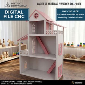 Puede incluir: Un archivo digital de casita de muñecas de madera de tres pisos con techo a dos aguas rosa, paredes blancas, contraventanas rosas y escaleras rosas. El diseño incluye ventanas arqueadas, un balcón con barandilla decorativa y el texto CASITA DE MUÑECAS.