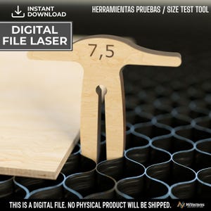 Könnte beinhalten: Ein helles, lasergeschnittenes Größenprüfwerkzeug aus Holz mit der eingravierten Zahl 7,5 auf dem oberen Teil. Das Werkzeug hat ein T-förmiges Design mit einem vertikalen Schlitz in der Mitte und steht auf einer schwarzen Waben-Laserbettfläche.