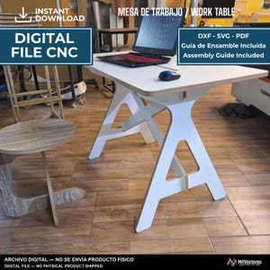 Op de afbeelding: Een witte houten werktafel met een plat rechthoekig blad en A-vormige poten, waarop een laptop en een computermuis staan. De afbeelding bevat tekstoverlays met de vermeldingen Digital File CNC en Assembly Guide Included.