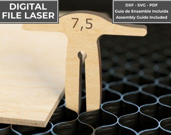 Può includere: Uno strumento di test per taglio laser in legno chiaro con il numero 7,5 inciso sulla superficie. Lo strumento è progettato per uso digitale e include etichette testuali come INSTANT DOWNLOAD, DIGITAL FILE LASER e Assembly Guide Included.