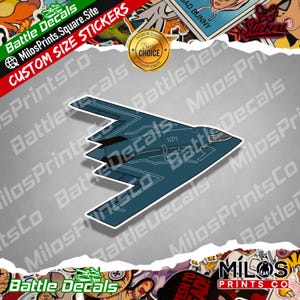 Op de afbeelding: Een gestanste sticker met een donkerblauwe B-2 Spirit stealth-bommenwerper in zijaanzicht. De sticker toont de kenmerkende vliegende vleugelvorm van het vliegtuig met witte lijndetails en het nummer 1071 op de romp gedrukt.